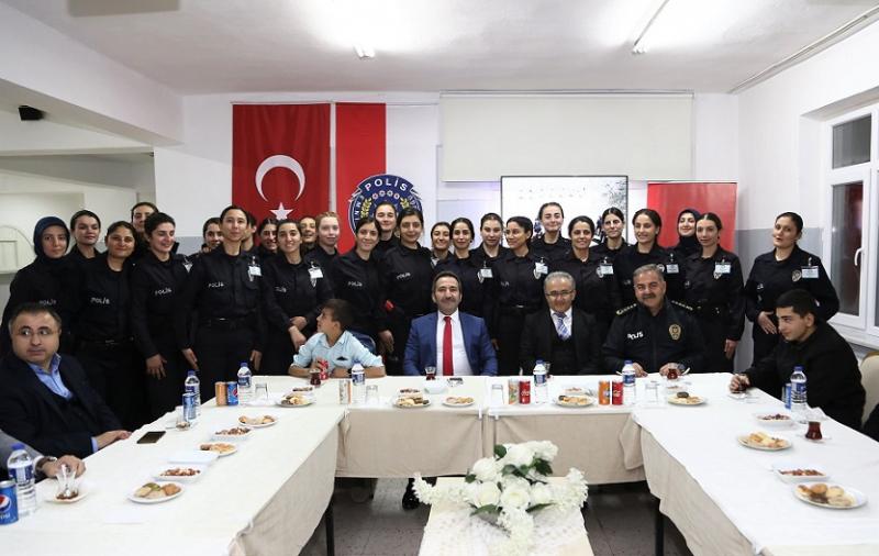 Polis Adayları Ve Öğrencilerle Bir Araya Geldi