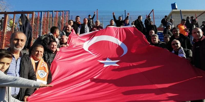 Tribünde Türk Bayrağı Mesajı