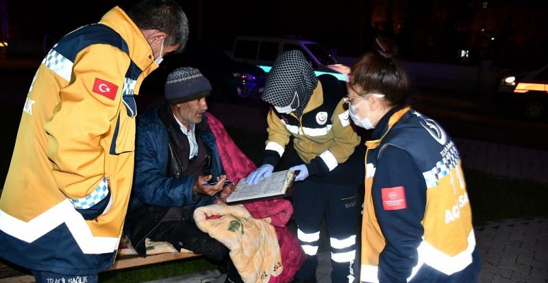 Yorganla Parktaki Bankta Yatan Yaşlı Adama Aksaray Belediyesi Sahip Çıktı